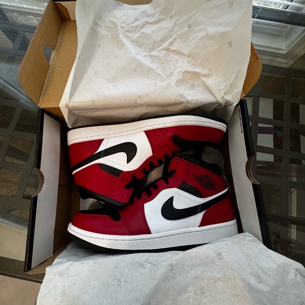 Air Jordan 1 Mid Chicago Black Toe